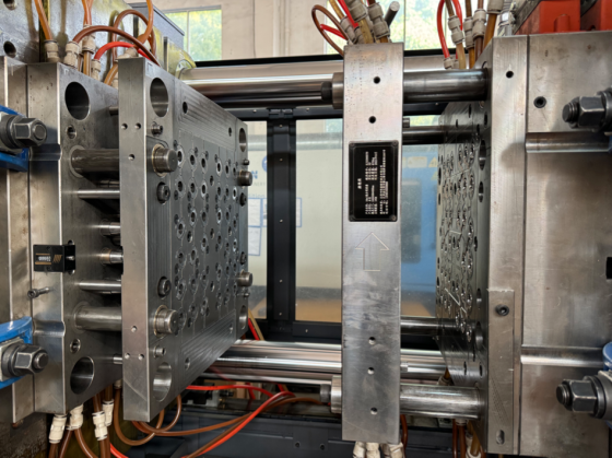 syringe mold running in injection molding machine