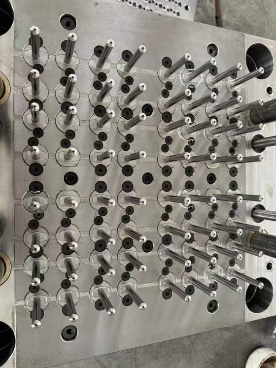 Hot runner syringe mold