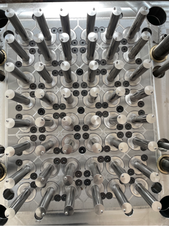 Multi-cavity syringe mold